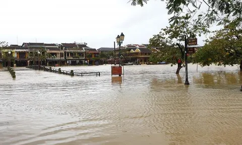 Ảnh: Phố cổ Hội An chìm trong nước lũ, người dân chèo thuyền vượt đường ngập lụt